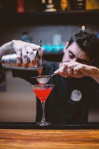 Barkeeper macht einen Martini